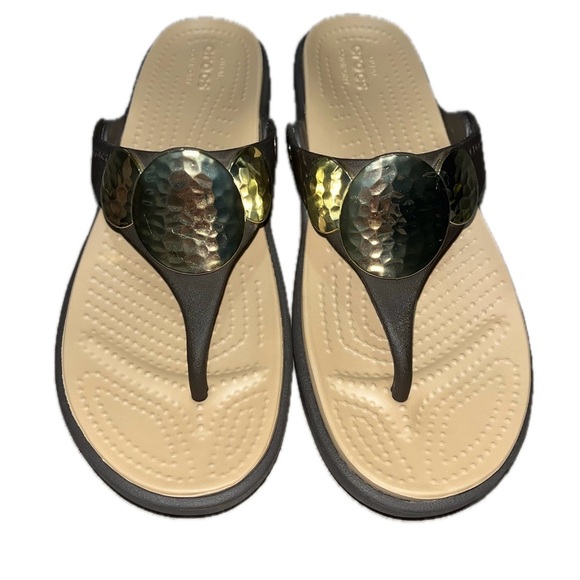 Crocs Sanrah Hammered Circle Wedge Flip Sandal Women's size W7 ESPRESSO/GOLD EUC - Picture 5 of 11